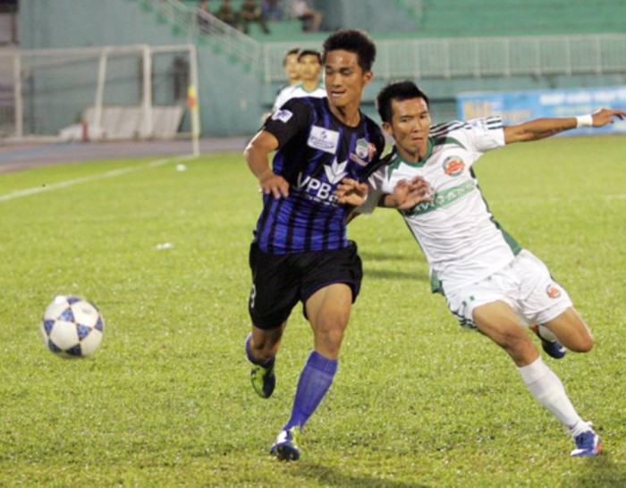 Sau đó đến lượt tiền vệ trẻ Hoàng Thiên bỏ lỡ cơ hội ăn bàn khi đối mặt với thủ thành Phan Văn Santos.